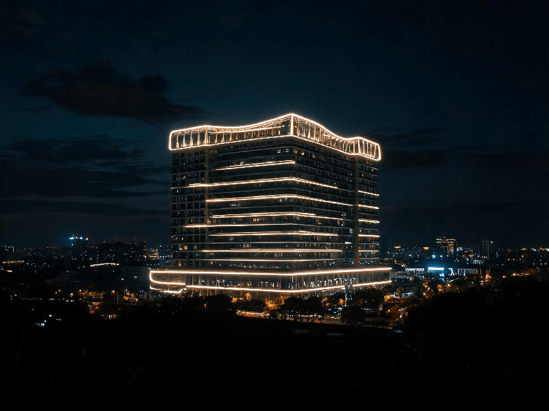 jimeng-2026-08-17-7486-【配图位置 4：酒店弧形长廊工程实景】 配图说明：商业酒店弧形长廊完工实拍，灯带...