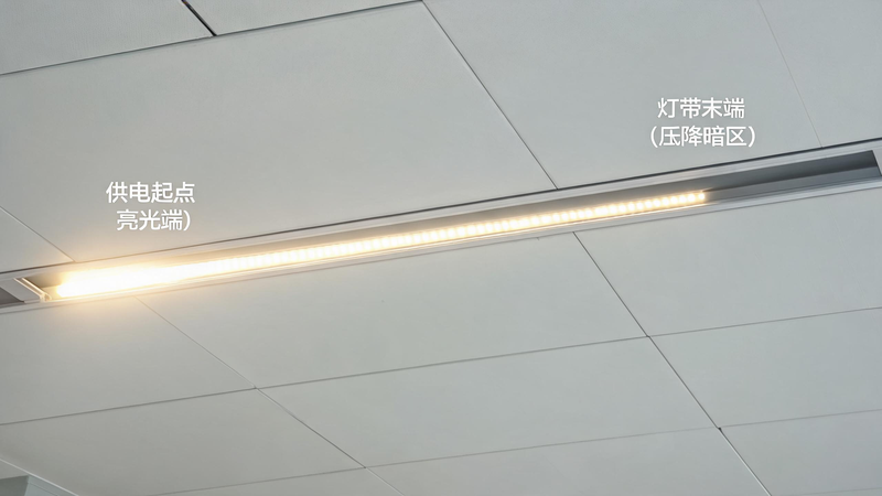 jimeng-2026-07-17-9653-工装实景实拍，吊顶铝型材内嵌 24V COB 灯带，整条灯带呈现明显亮度梯度，靠...