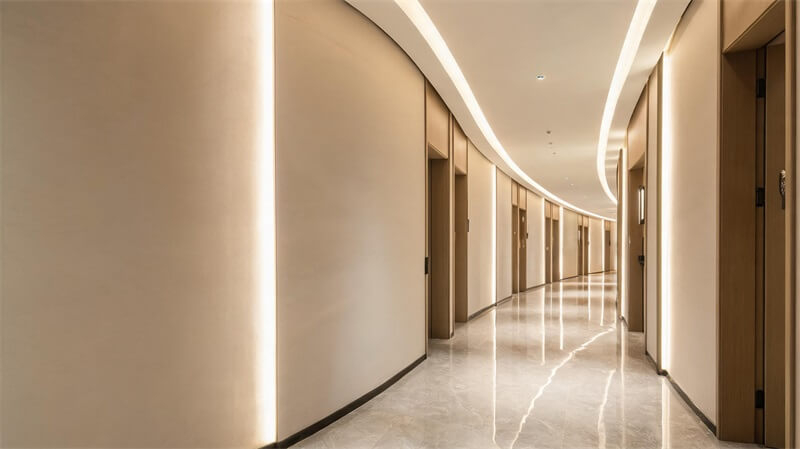 jimeng-2026-08-17-7486-【配图位置 4：酒店弧形长廊工程实景】 配图说明：商业酒店弧形长廊完工实拍，灯带...
