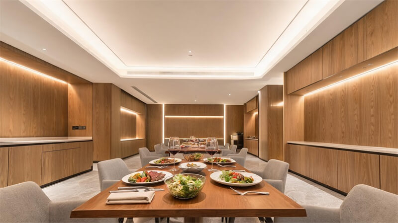 jimeng-2026-09-09-6362-8K超写实现代酒店餐厅，高显色COB LED灯带隐藏安装于吊顶灯槽和墙面线性灯槽...